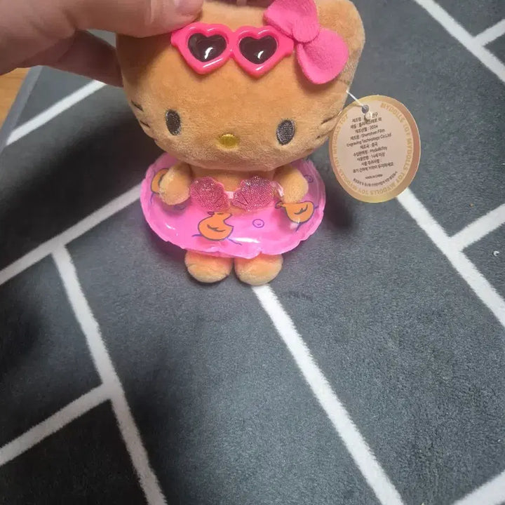 [BUNJANG] Hello Kitty Tanning Kitty Keychain / 헬로키티 태닝 키티 뽑기인형 키링