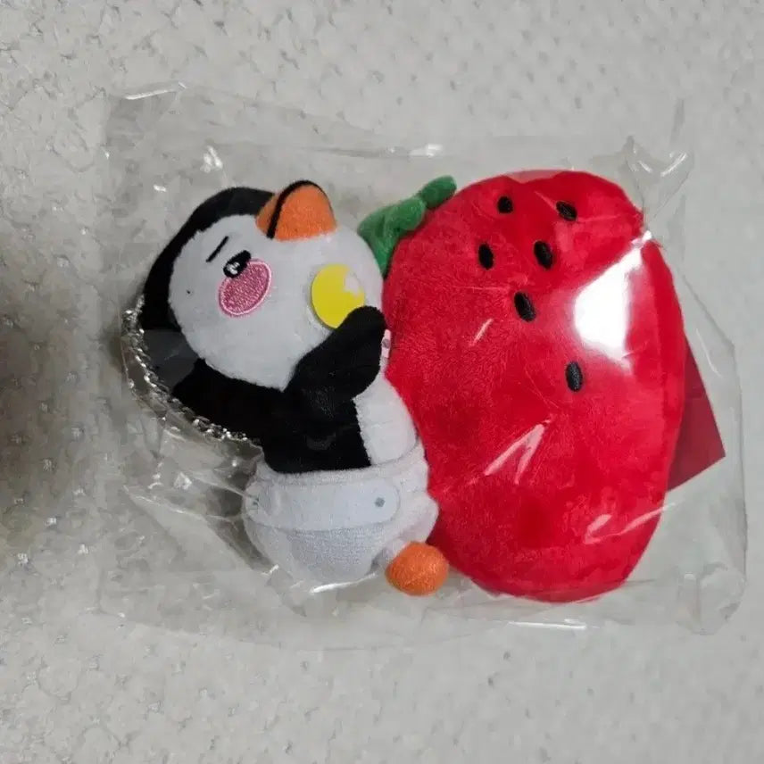 [BUNJANG] 2PM Junho Midnight Sun Strawberry Penguin Charm / 이준호 팬콘 미드나잇선 딸기펭펭이 백참