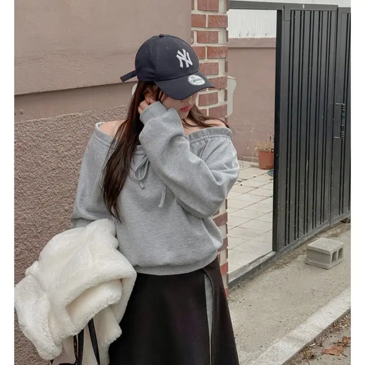 [BUNJANG] J-Style Off-Shoulder Sweatshirt / 제이스타일 기모 프릴 오프숄더 맨투맨