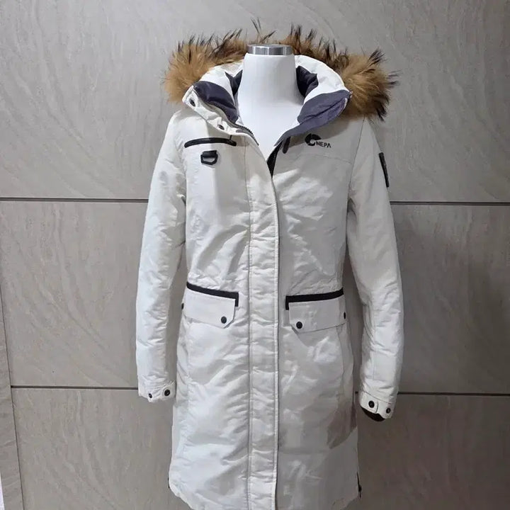 [BUNJANG] Nepa White Raccoon Fur Goose Down Long Padding Jacket (Size 85) / 네파 화이트 라쿤퍼 구스 롱패딩 85사이즈 (핏예쁨) 55~55반
