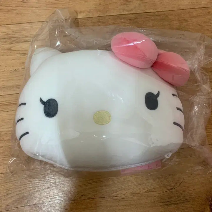 [SOLD OUT] 헬로키티x지수 콜라보 리버스 목베개