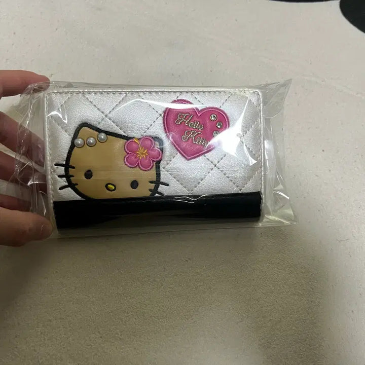 [BUNJANG] Hello Kitty White Quilted Medium Wallet / 헬로키티 화이트 퀼팅 중지갑