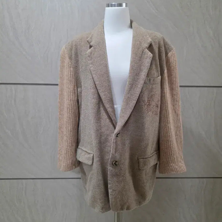 [BUNJANG] Women's Beige & Brown Oversized Winter Jacket / 베이지 & 브라운 여성 오버핏 겨울자켓 / 유니크한 감각템