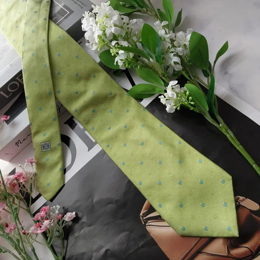 [BUNJANG] Loewe Silk Tie - Lime Green Embroidered Beetle Motif / 로에베 실크 라임 자수 넥타이 8.7cm A+~A등급 K1921