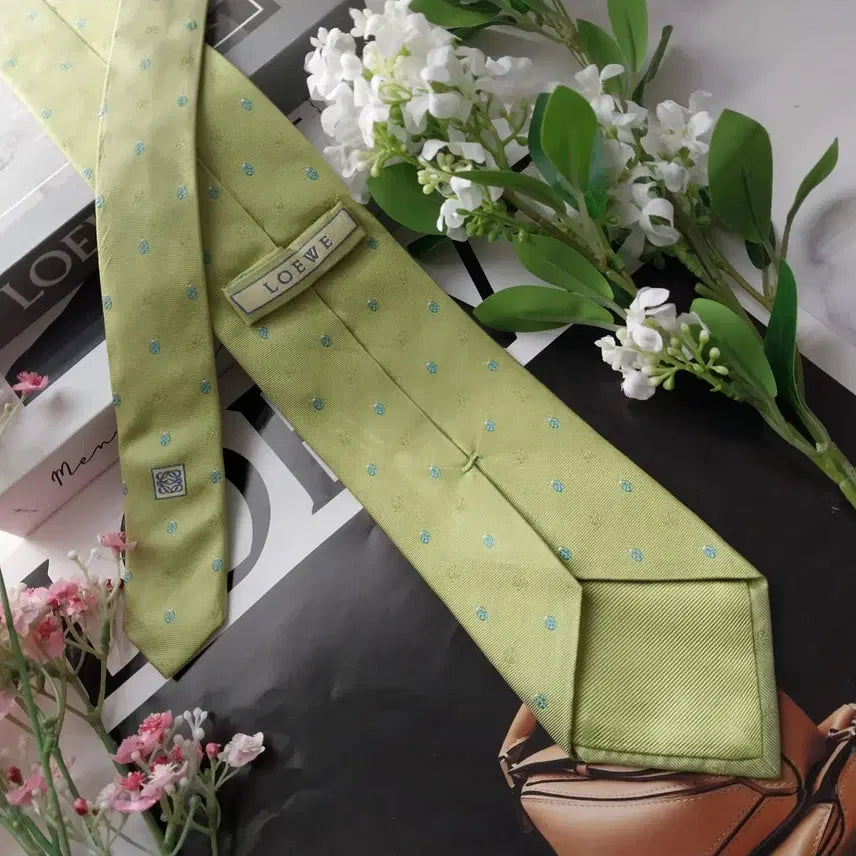 [BUNJANG] Loewe Silk Tie - Lime Green Embroidered Beetle Motif / 로에베 실크 라임 자수 넥타이 8.7cm A+~A등급 K1921