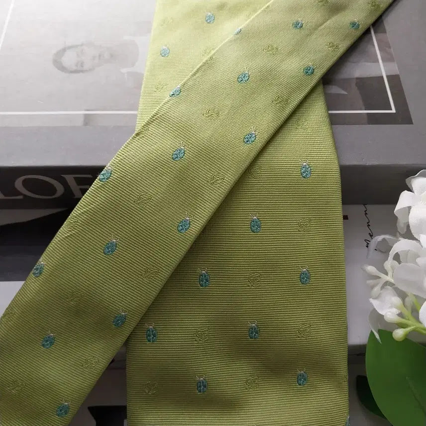 [BUNJANG] Loewe Silk Tie - Lime Green Embroidered Beetle Motif / 로에베 실크 라임 자수 넥타이 8.7cm A+~A등급 K1921
