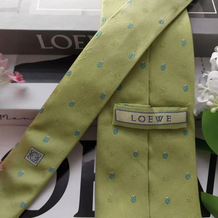 [BUNJANG] Loewe Silk Tie - Lime Green Embroidered Beetle Motif / 로에베 실크 라임 자수 넥타이 8.7cm A+~A등급 K1921