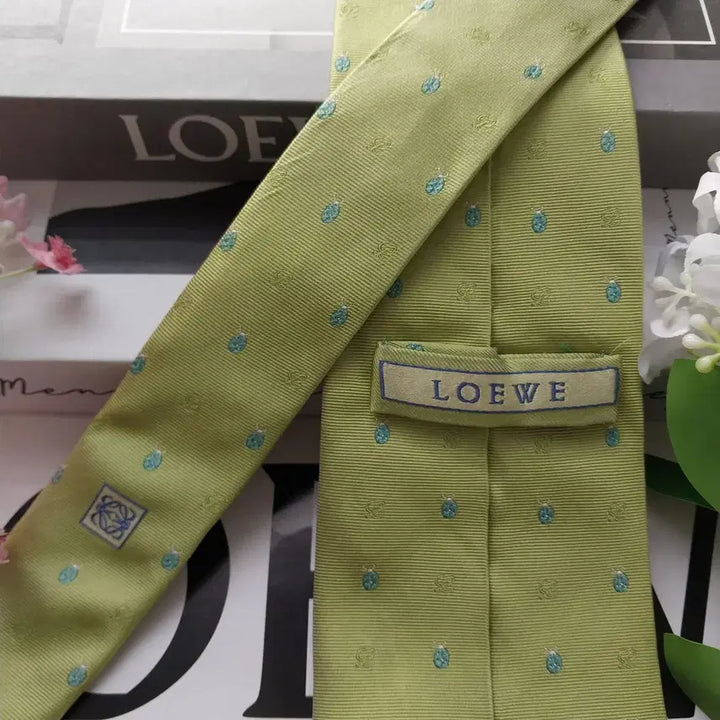 [BUNJANG] Loewe Silk Tie - Lime Green Embroidered Beetle Motif / 로에베 실크 라임 자수 넥타이 8.7cm A+~A등급 K1921