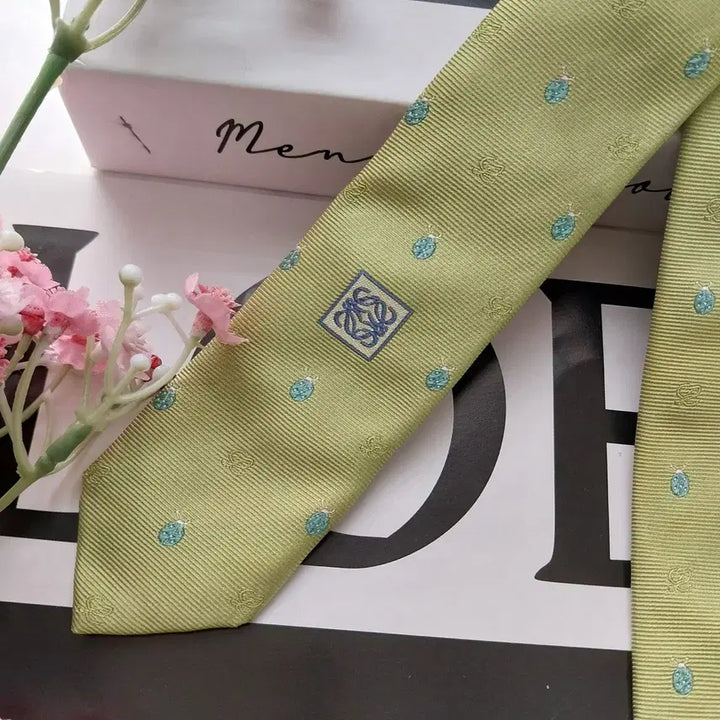 [BUNJANG] Loewe Silk Tie - Lime Green Embroidered Beetle Motif / 로에베 실크 라임 자수 넥타이 8.7cm A+~A등급 K1921