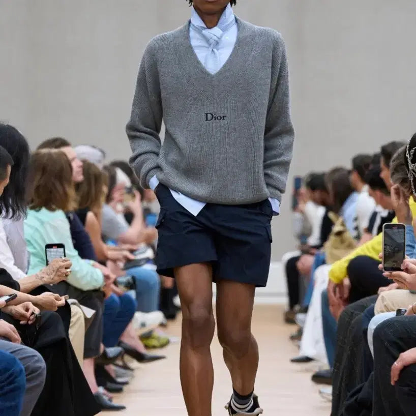 [BUNJANG] Dior Embroidered Sweater by Jonathan Anderson / [M]디올 자수 스웨터, 오버사이즈 핏 by 조나단앤더슨