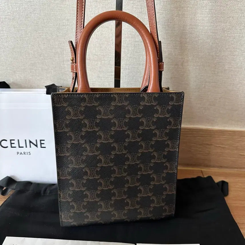 [BUNJANG] Celine Triomphe Cabas Mini Tan / [A/20년] 셀린느 트리옹프 카바스 미니 탄 194372BZK 04LU