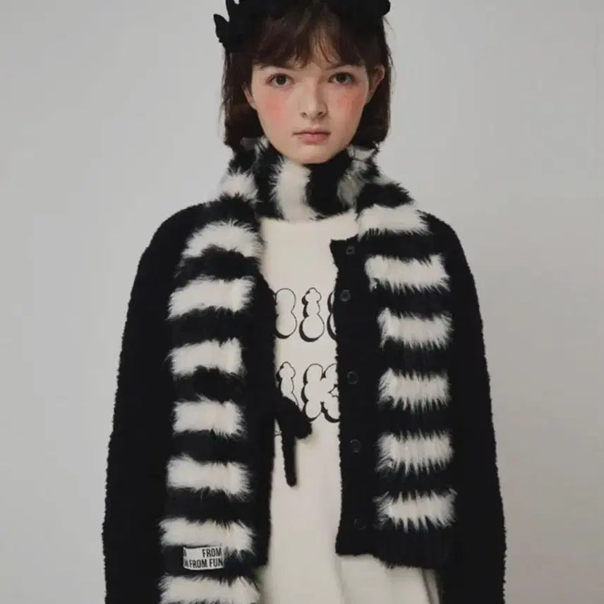 [BUNJANG] Fun From Fun Hairy Knit Muffler / 펀프롬펀 HAIRY KNIT MUFFLER, BLACK+IVORY