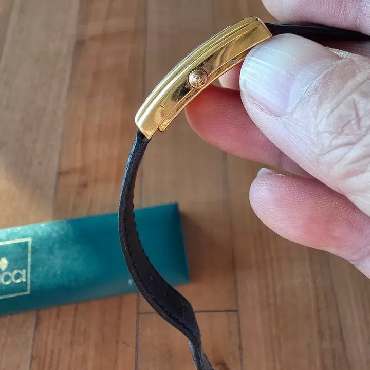 [BUNJANG] Gucci Gold Square Leather Watch / [정품] 여성 구찌 사각 금장 가죽 시계