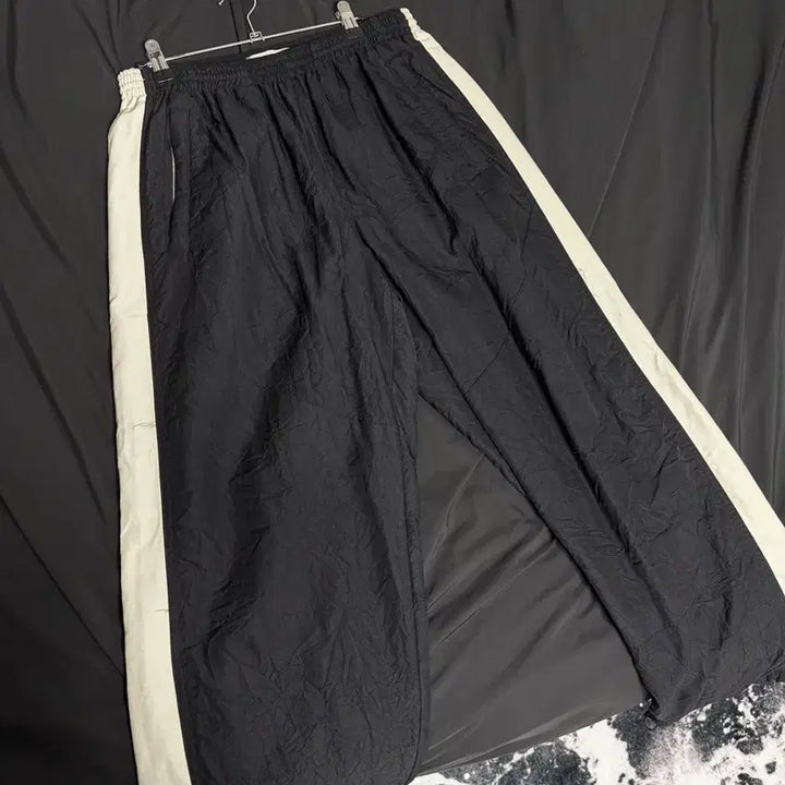 [BUNJANG] AOP 16 Snap Track Pants Off-White/Black / AOP 16스냅 트랙 팬츠 오프화이트/블랙