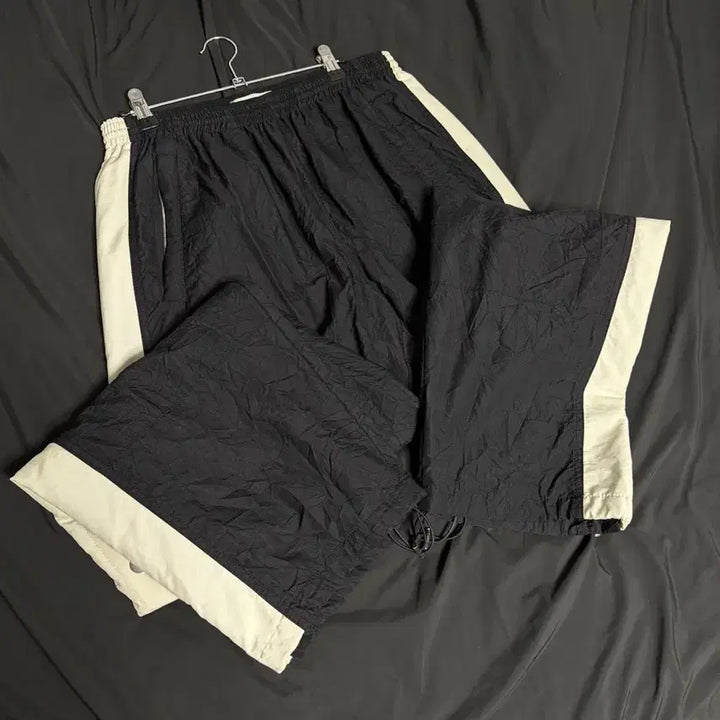 [BUNJANG] AOP 16 Snap Track Pants Off-White/Black / AOP 16스냅 트랙 팬츠 오프화이트/블랙