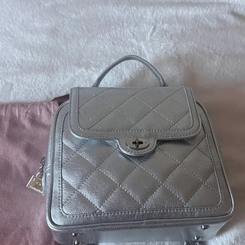 [BUNJANG] Cardinal Red To-art Bag Silver Backpack / 카디널레드 투아트백 실버 To-art BAG silver