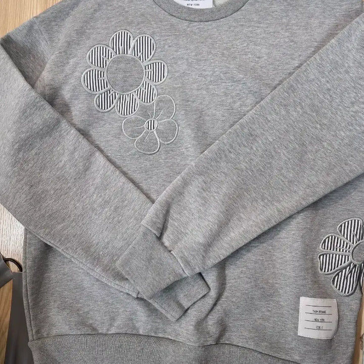 [BUNJANG] Thom Browne Flower Embroidered Sweatshirt / 톰브라운 플라워 자수 맨투맨 그레이