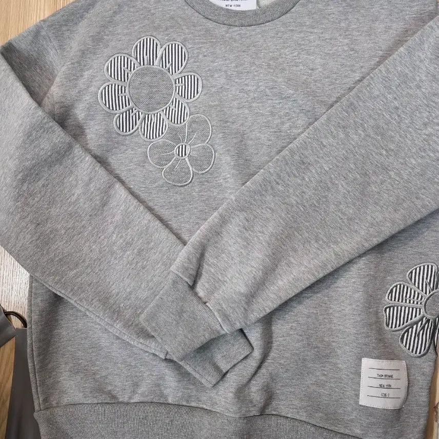 [BUNJANG] Thom Browne Flower Embroidered Sweatshirt / 톰브라운 플라워 자수 맨투맨 그레이