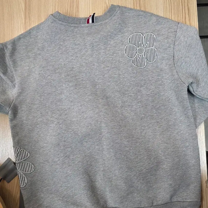 [BUNJANG] Thom Browne Flower Embroidered Sweatshirt / 톰브라운 플라워 자수 맨투맨 그레이