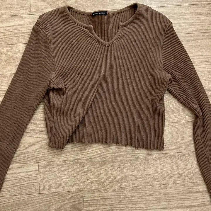 [BUNJANG] Brandy Melville Sweater / 브랜디멜빌 브이넥 슬림핏 크롭 골지 니트