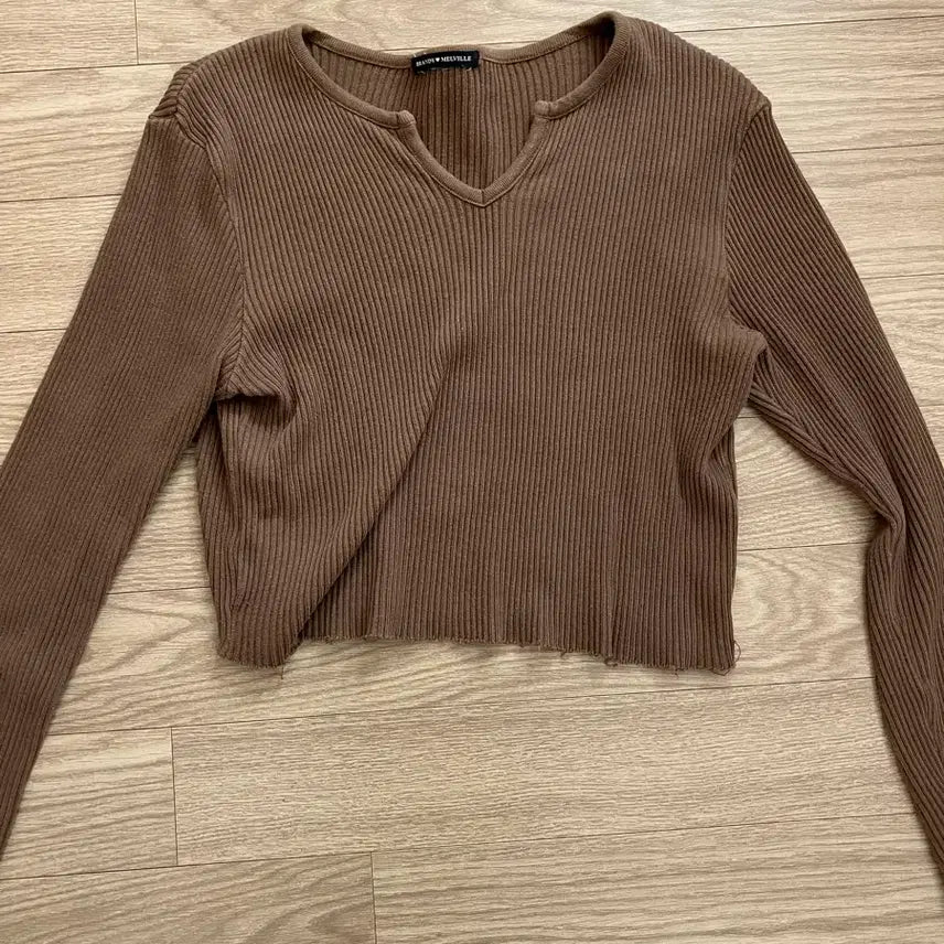 [BUNJANG] Brandy Melville Sweater / 브랜디멜빌 브이넥 슬림핏 크롭 골지 니트