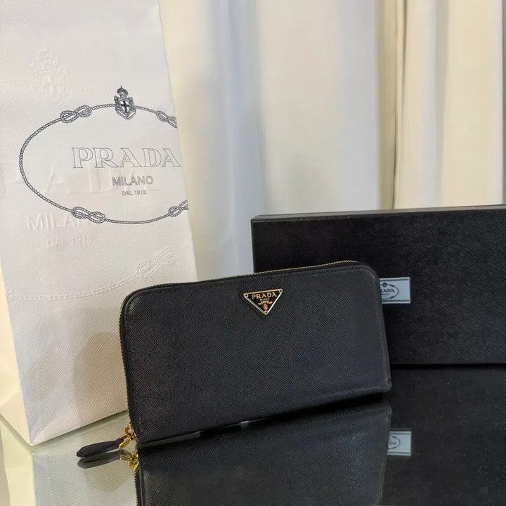 [SOLD OUT] 프라다 사피아노 레더 삼각로고 지퍼 장지갑