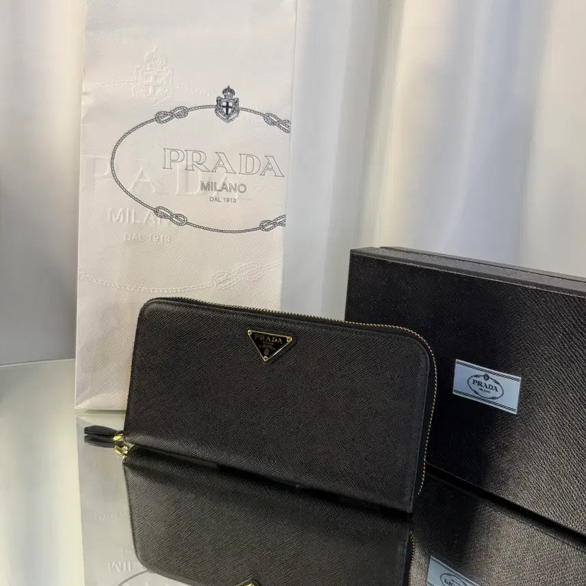 [SOLD OUT] 프라다 사피아노 레더 삼각로고 지퍼 장지갑