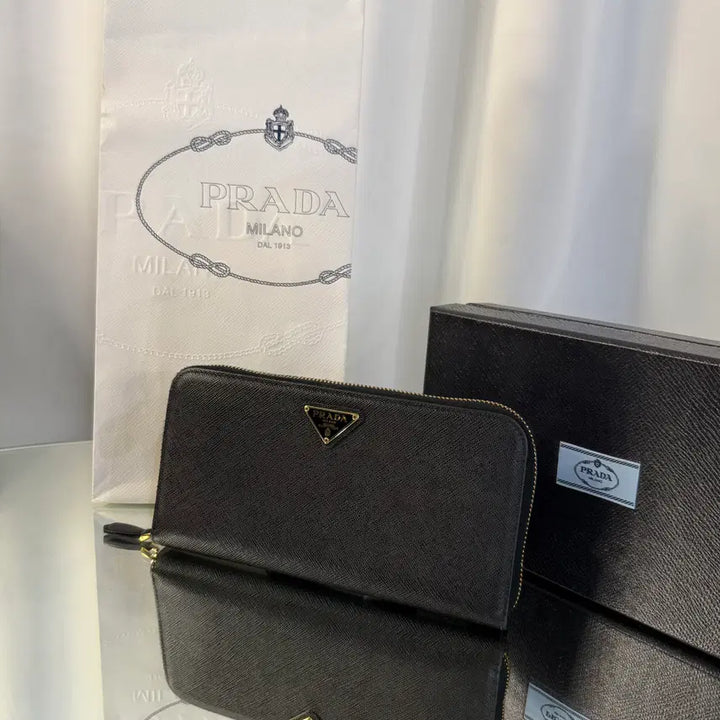 [SOLD OUT] 프라다 사피아노 레더 삼각로고 지퍼 장지갑