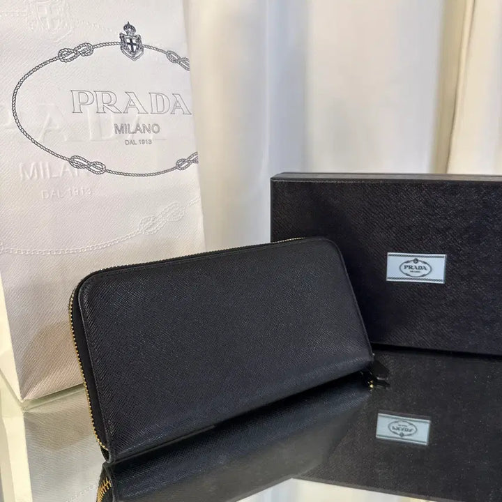 [SOLD OUT] 프라다 사피아노 레더 삼각로고 지퍼 장지갑