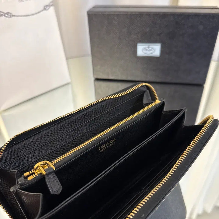 [SOLD OUT] 프라다 사피아노 레더 삼각로고 지퍼 장지갑