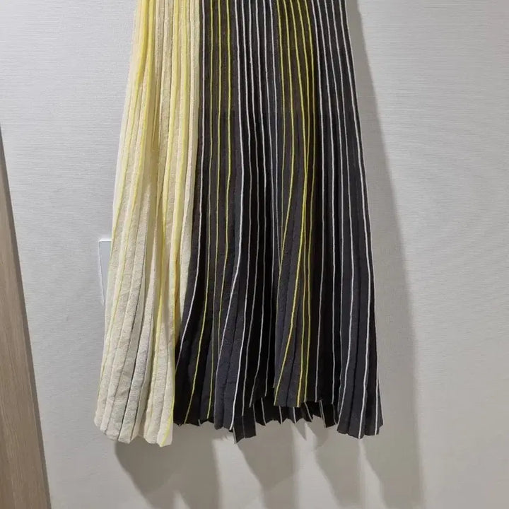 [BUNJANG] O'zoc 배색 플리츠 밴딩 스커트 / 오즈세컨 배색 플리츠 밴딩 스커트