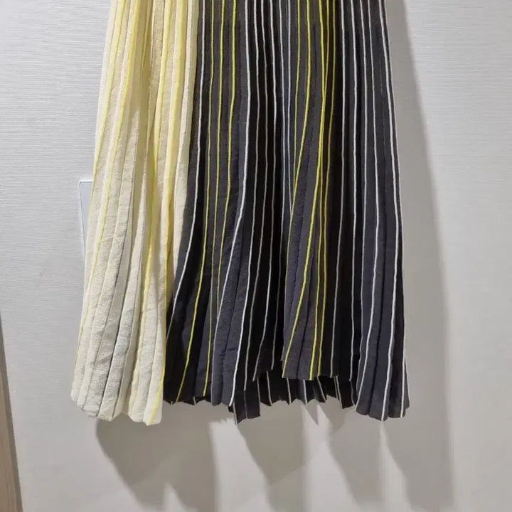 [BUNJANG] O'zoc 배색 플리츠 밴딩 스커트 / 오즈세컨 배색 플리츠 밴딩 스커트