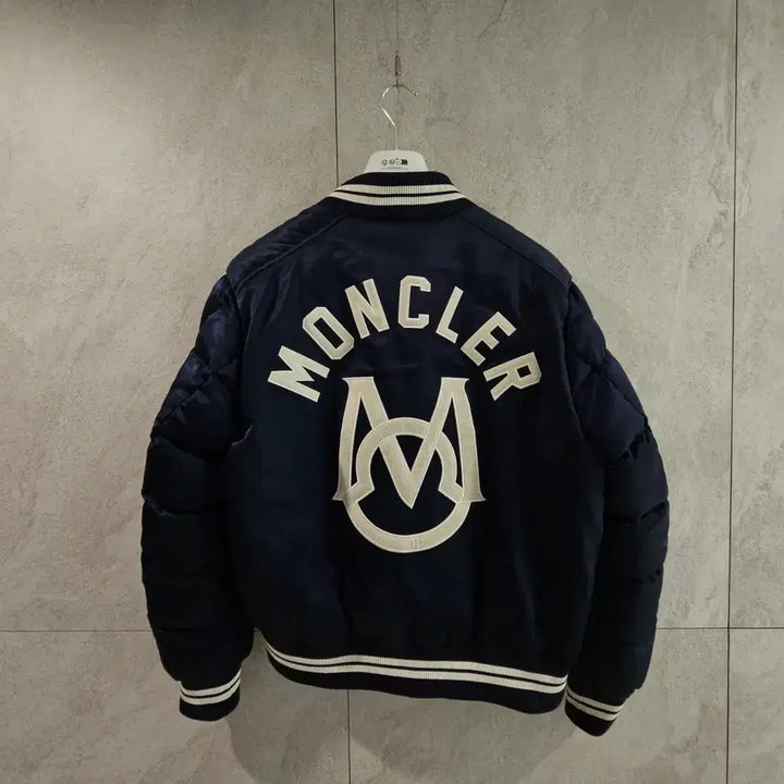 [BUNJANG] Moncler Dives Jumper (Size 2) / 몽클레어 다이브스 점퍼 2사이즈 백화점판