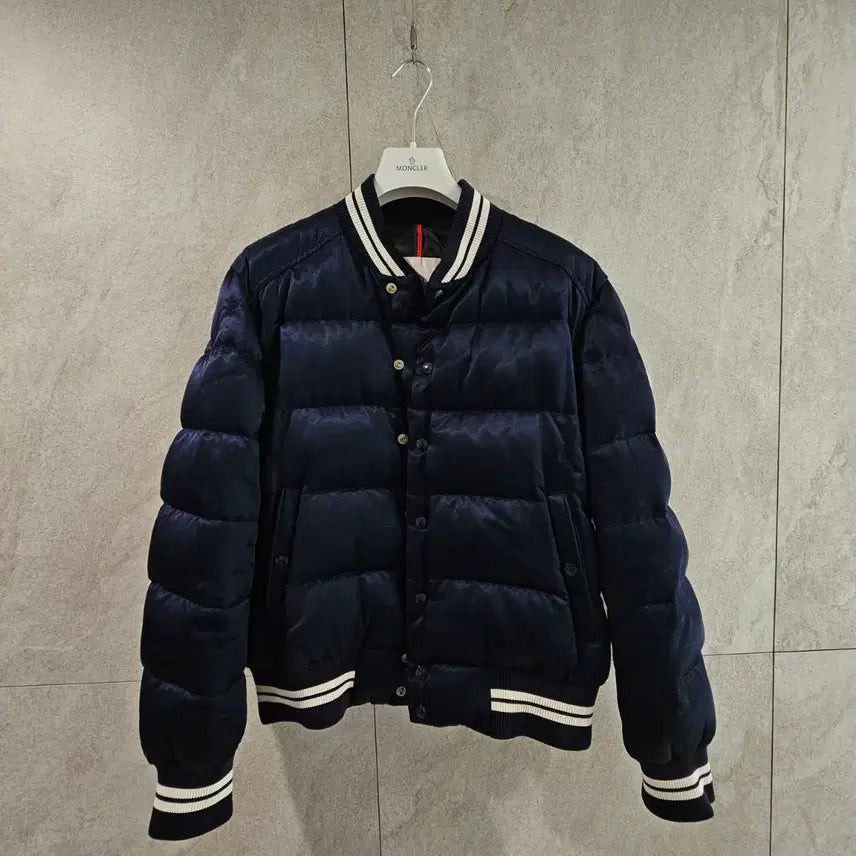 [BUNJANG] Moncler Dives Jumper (Size 2) / 몽클레어 다이브스 점퍼 2사이즈 백화점판