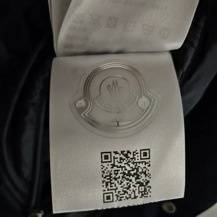 [BUNJANG] Moncler Dives Jumper (Size 2) / 몽클레어 다이브스 점퍼 2사이즈 백화점판