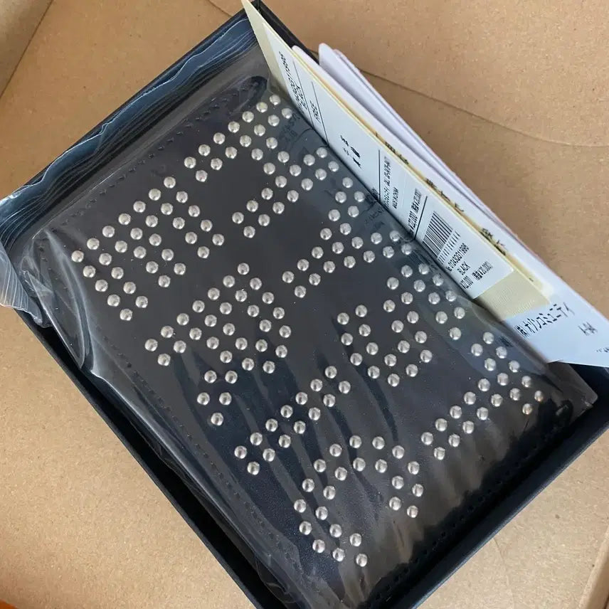 [BUNJANG] Hysteric Glamour Logo Studded Leather Wallet / 히스테릭글래머 지갑 로고 스터드 3단 가죽지갑