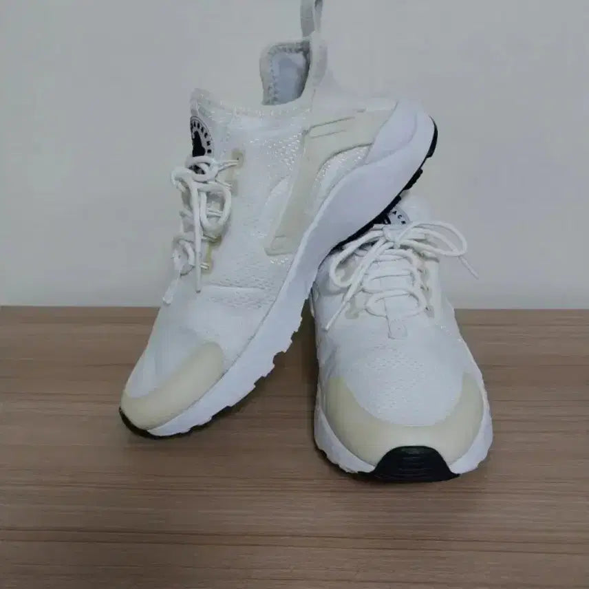 [BUNJANG] Nike Air Huarache Run Ultra White Sneakers (245) / 여성 나이키 에어 허라취 런 울트라 화이트 운동화 (245)