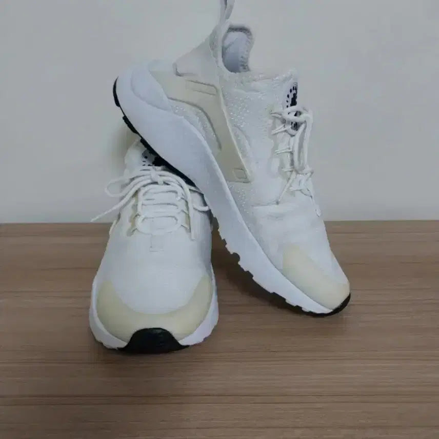 [BUNJANG] Nike Air Huarache Run Ultra White Sneakers (245) / 여성 나이키 에어 허라취 런 울트라 화이트 운동화 (245)