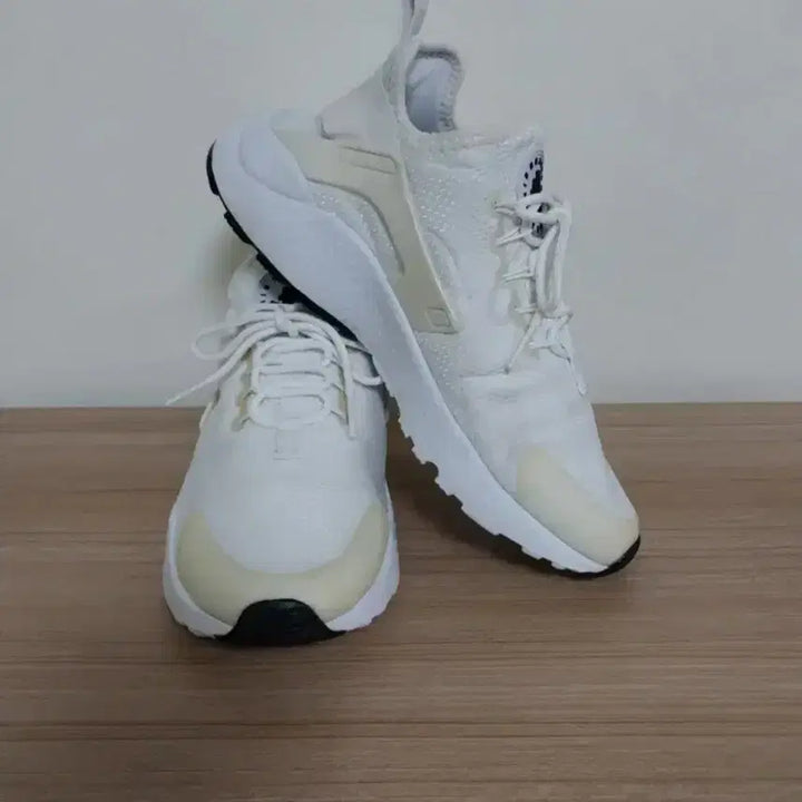 [BUNJANG] Nike Air Huarache Run Ultra White Sneakers (245) / 여성 나이키 에어 허라취 런 울트라 화이트 운동화 (245)