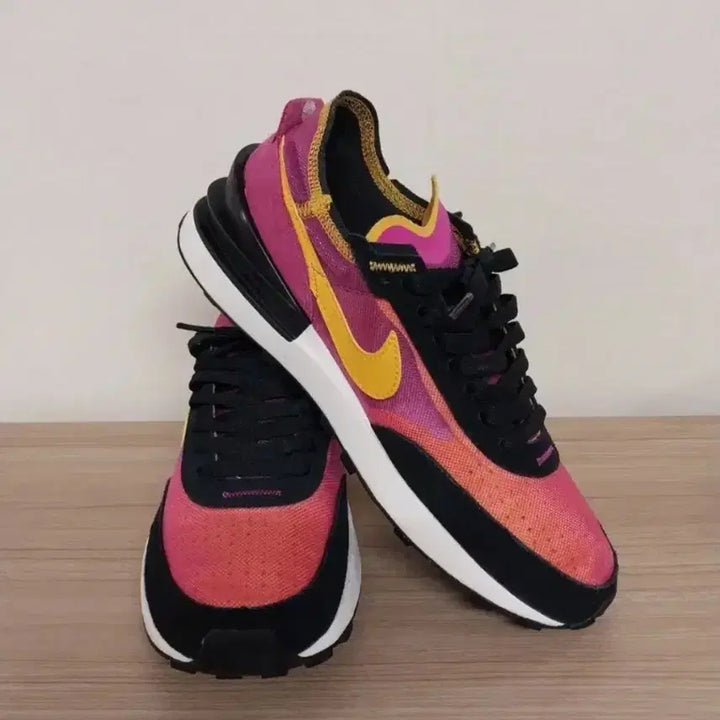 [BUNJANG] Nike Waffle One Active Fuchsia Sneakers (250) / 여성 나이키 와플 원 액티브 푸시아 운동화 (250)