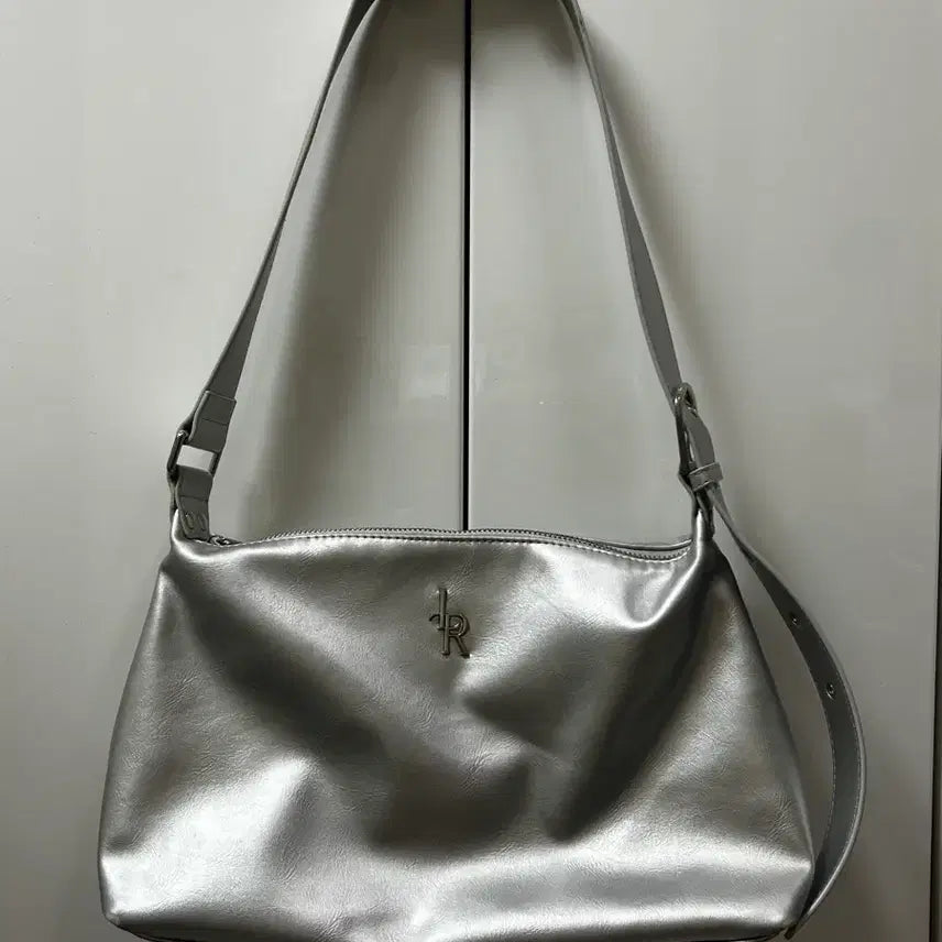 [BUNJANG] Le Sserafim Zippered Shoulder Bag Silver / 레더리 지퍼드 숄더백 실버