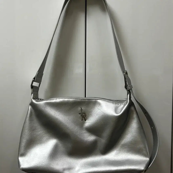 [BUNJANG] Le Sserafim Zippered Shoulder Bag Silver / 레더리 지퍼드 숄더백 실버
