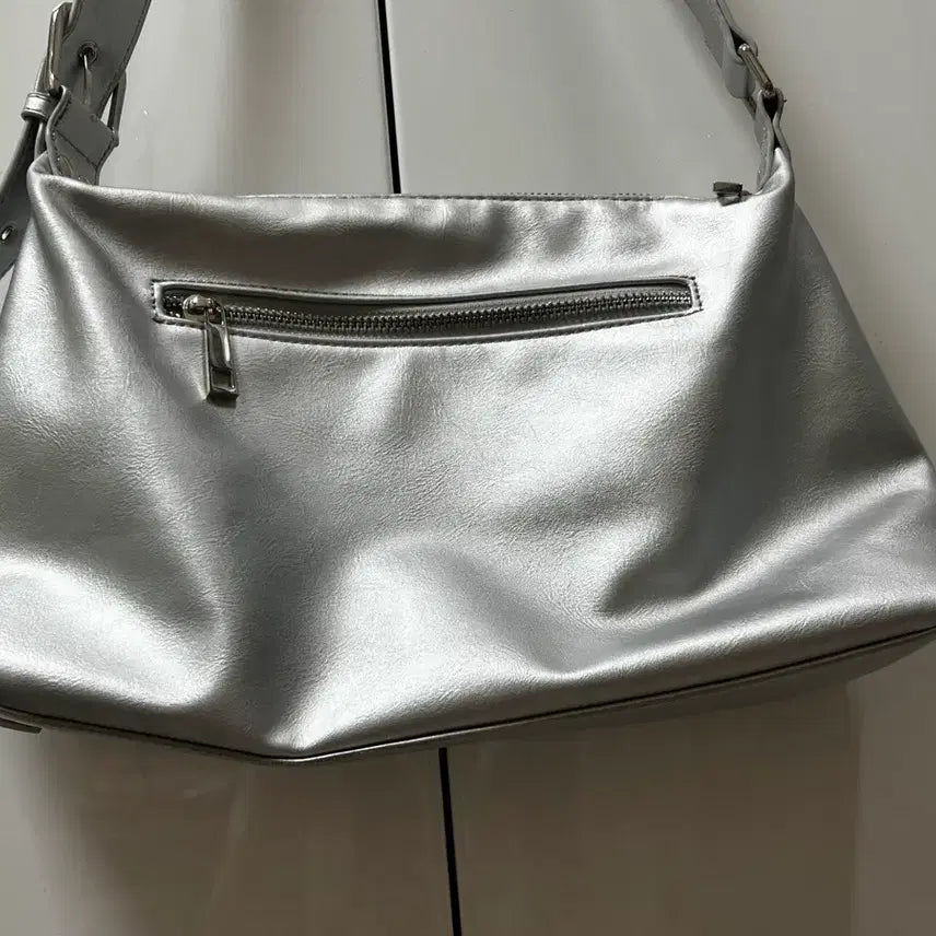 [BUNJANG] Le Sserafim Zippered Shoulder Bag Silver / 레더리 지퍼드 숄더백 실버
