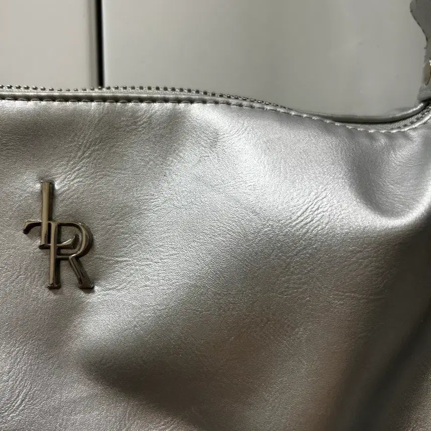 [BUNJANG] Le Sserafim Zippered Shoulder Bag Silver / 레더리 지퍼드 숄더백 실버