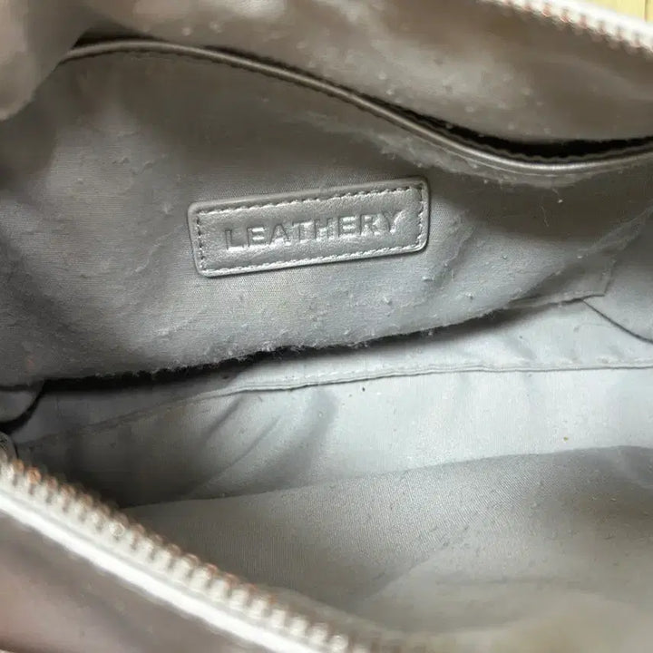 [BUNJANG] Le Sserafim Zippered Shoulder Bag Silver / 레더리 지퍼드 숄더백 실버