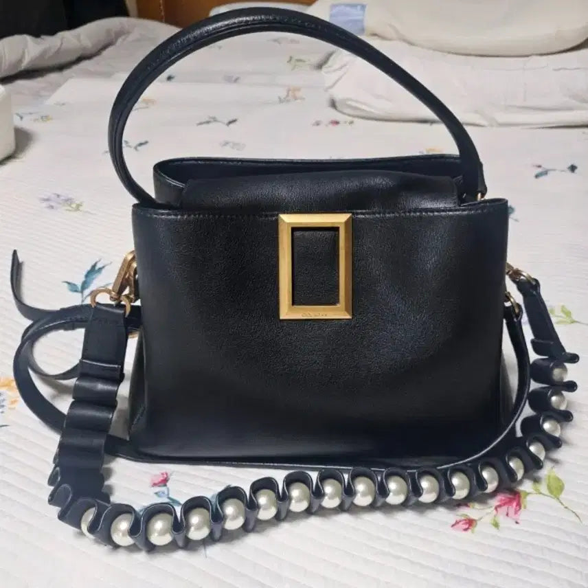 [BUNJANG] Couronne Black Leather Crossbody Bag with Pearl Strap / 쿠론 블랙 가죽 크로스백+진주 스트랩
