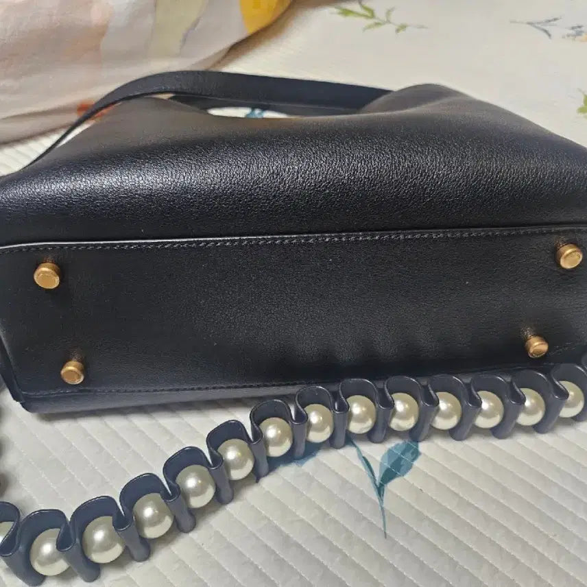 [BUNJANG] Couronne Black Leather Crossbody Bag with Pearl Strap / 쿠론 블랙 가죽 크로스백+진주 스트랩