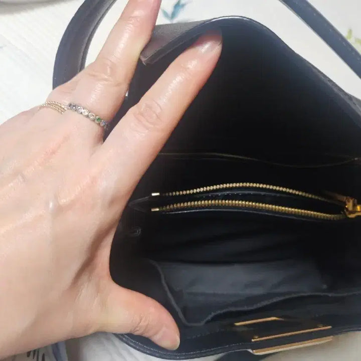 [BUNJANG] Couronne Black Leather Crossbody Bag with Pearl Strap / 쿠론 블랙 가죽 크로스백+진주 스트랩