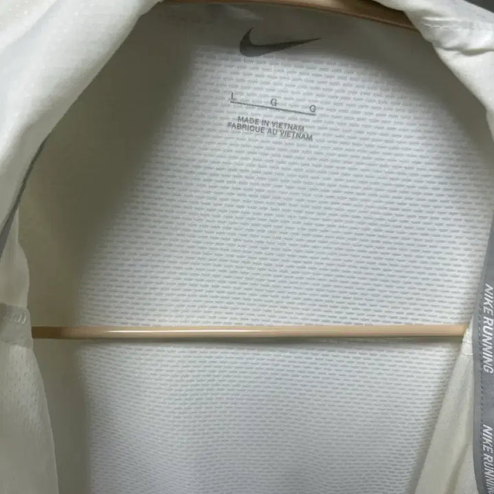 [BUNJANG] Nike Repel UV Windrunner Jacket Cream / 나이키 리펠 UV 바람막이 윈드러너 자켓 크림색