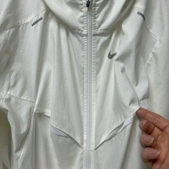 [BUNJANG] Nike Repel UV Windrunner Jacket Cream / 나이키 리펠 UV 바람막이 윈드러너 자켓 크림색
